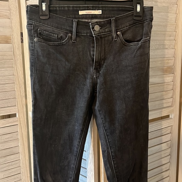Women’s Levi Jeans - Picture 2 of 5